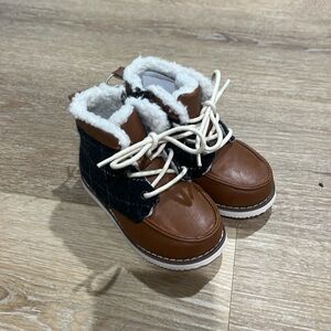 NWT Old Navy boys winter boots